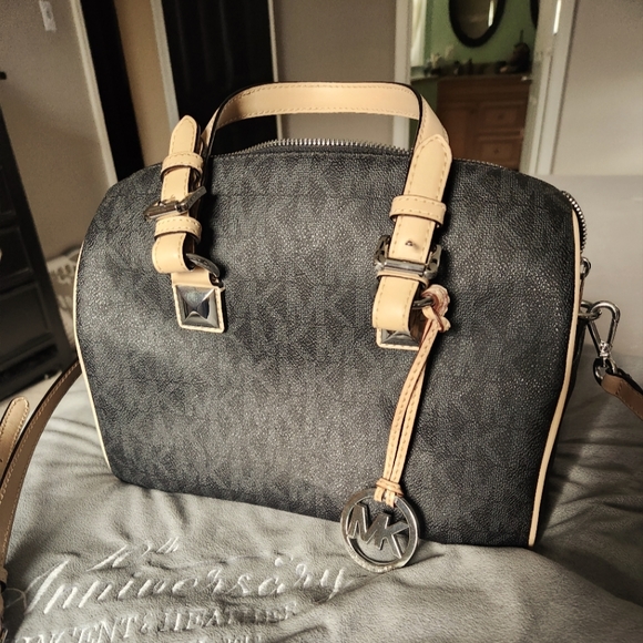 Michael Kors Handbags - Michael Kors Grayson